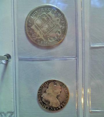 Las monedas dedicadas a Carlos III y Carlos IV.