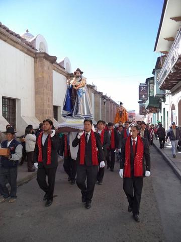 Honran en procesión y misa a San Bartolomé