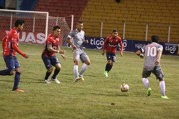 Darwin Peña es presionado por sus rivales.