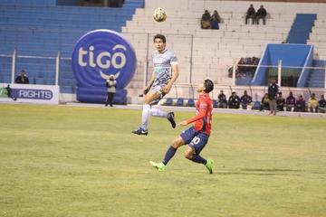 Rony Jiménez despeja el balón.
