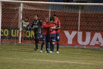 Los jugadores del Hércules aviador festejan el cuarto gol de la noche.
