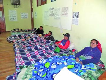 Ayer por la mañana los maestros se mantenían en un piquete de huelga de hambre.