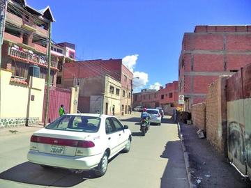 Está prohibido el parqueo de vehículos en la calle Cobija.