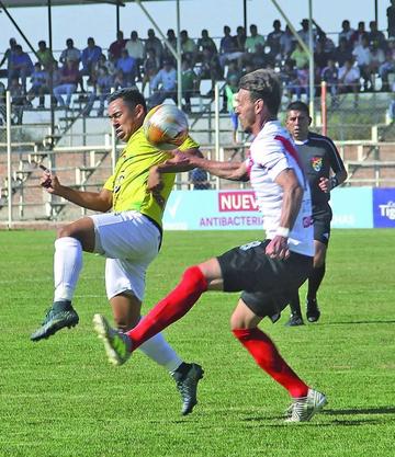 Víctor Galaín despeja el balón.