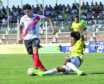 Edson Pérez trata de pasar la marca de Eduardo Puña.