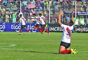 Los jugadores de la banda roja celebran el gol.