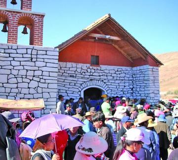 Los devotos visitaron la capilla en gran número.