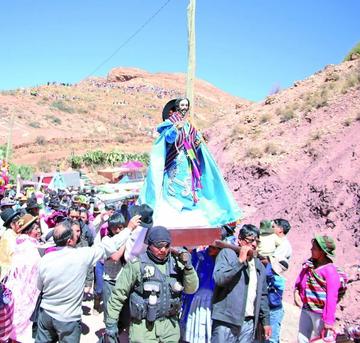 La imagen de San Bartolomé baja del Calvario.