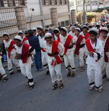 Los bailarines de los jalk'as del colegio Tomás Frías.