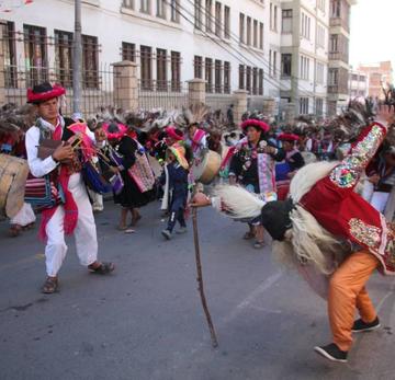 Bailes autóctonos causan asombro