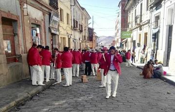 Algunos músicos consumen bebidas alcohólicas en la calle y violan normas