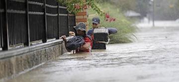 El agua permanece en varias calles dejando a los habitantes atrapados.