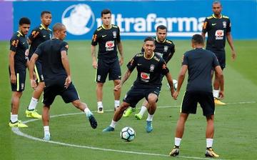 Brasil entrena con equipo completo