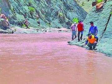 El alcalde en el sistema de agua de Paranturí.