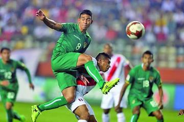 Edison Flores (d) disputa el esférico con Diego Bejarano.