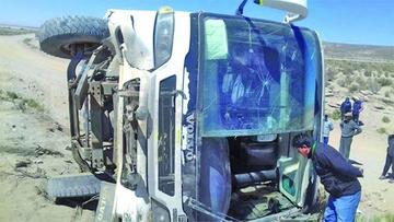 Bus con personas a bordo vuelca y reportan heridos