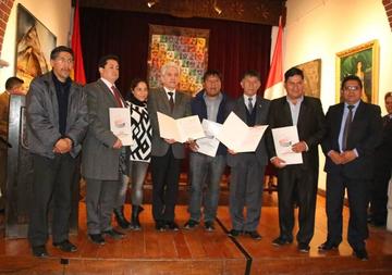 Al final del acto las autoridades muestran el documento.