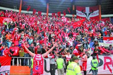 Los jugadores de la vieja casona celebran junto a  su hinchada.