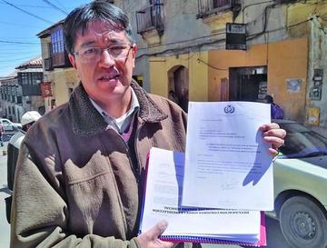 El diputado muestra la ley.
