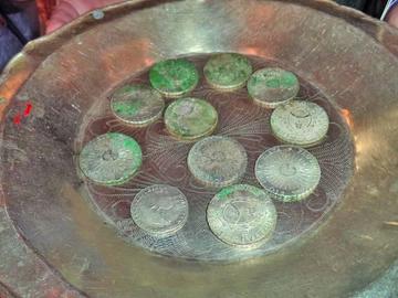 Las 10 piezas en una charola de plata.