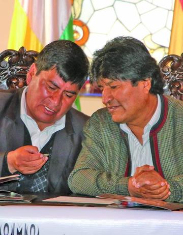 El gobernador Cejas y el presidente Morales observan las monedas.