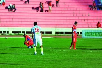 Los jugadores de cuadro chuquisaqueño se lamentan tras el empate.