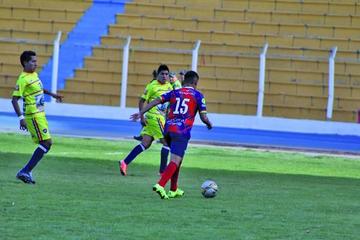 El jugador Pablo Zeballos, de Wilstermann, controla la pelota.