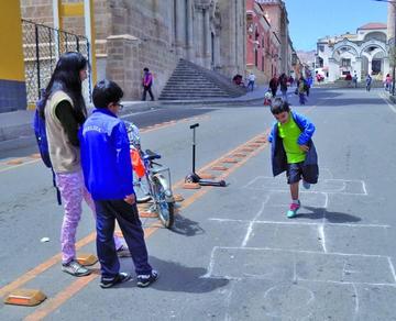 Los niños jugando la rayuela.