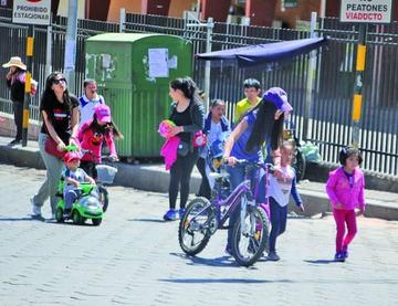 La población tomó las calles libre de vehículos.