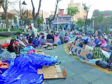 Las achacacheñas desarrollan una vigilia en inmediaciones del Penal de San Pedro.