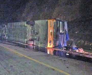 El bus Expreso Tarija ayer por la madrugada se volcó en el camino Potosí - Oruro.