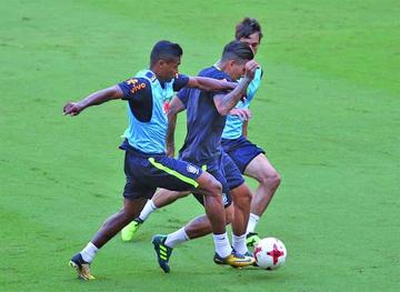 Brasil prueba a Firmino en lugar de Gabriel Jesús
