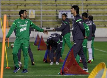 Los jugadores de la selección boliviana se preparan para su entrenamiento.