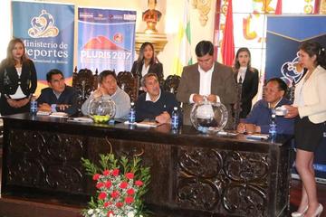 Las autoridades previo al sorteo.
