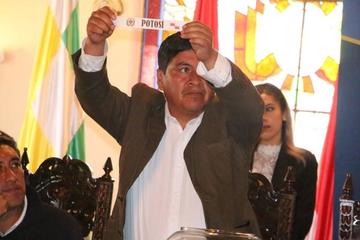 El gobernador levanta en alto el nombre de los anfitriones.