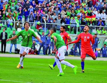 Marcelo Martins y Juan Carlos Arce festejan el gol de la selección.