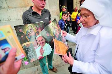 Papa Francisco llega a Colombia que lo espera con deseo de paz