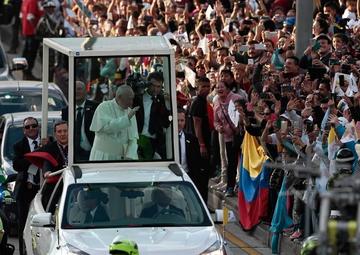 El Papa saluda a los feligreses a bordo de su papamóvil en un recorrido que lo lleva desde la base aérea de Catam hacia