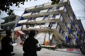 Militares observan el hotel "Ane Centro", afectado por en el municipio de Matías Romero.