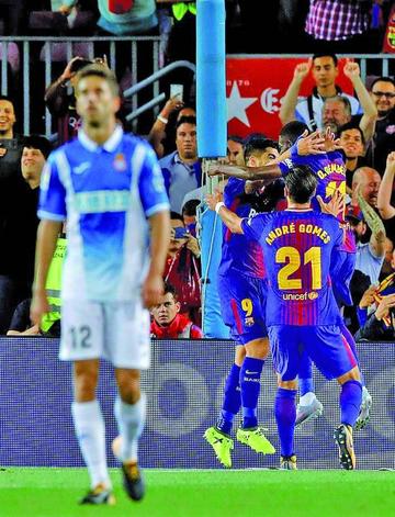Los jugadores del Barza celebran la victoria.