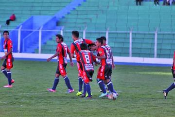 El jugador Alan Peredo, de San Lorenzo, festeja su gol con sus compañeros.
