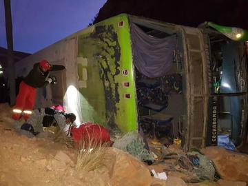 Los bomberos rescatan el cuerpo de la persona fallecida.
