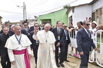 El pontífice fue recibido por miles de personas en las ciudades.