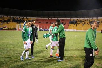 Los refineros festejan el punto logrado en la Villa Imperial.