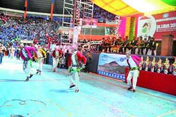 La danza amenizó el acto central.