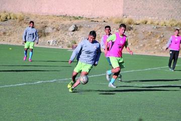 El jugador Ronald Gallegos controla el balón.