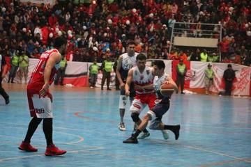 El jugador de Calero, Ronald Arze trata de pasar a sus rivales.