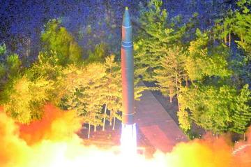 El despegue de un segundo misil de prueba ICBM Hwasong-14 en un lugar sin identificar en territorio norcoreano.