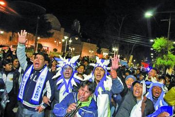 Hinchas calereños festejan la victoria de su equipo.
