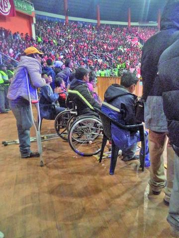 Personas con discapacidad asistieron al partido de Calero y Pichincha.